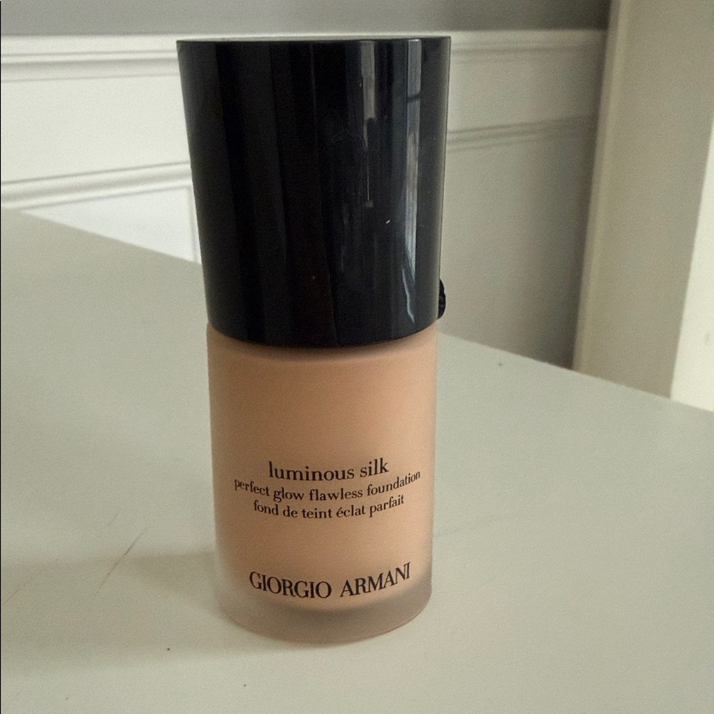 Giorgio Armani Original Formula Luminous Silk Foundation in Shade 5.5 - Picture 3 of 5